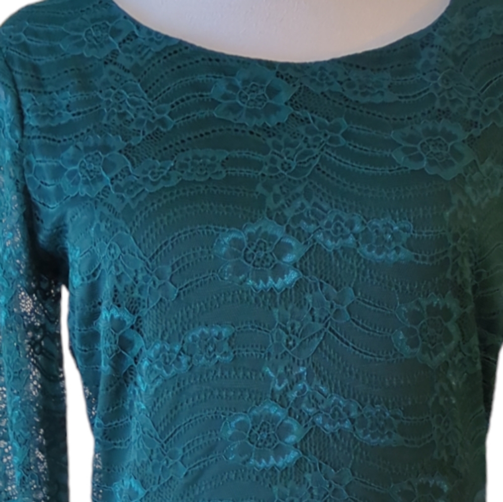 City vibe dress color green with lace size 7 - Picture 2 of 4